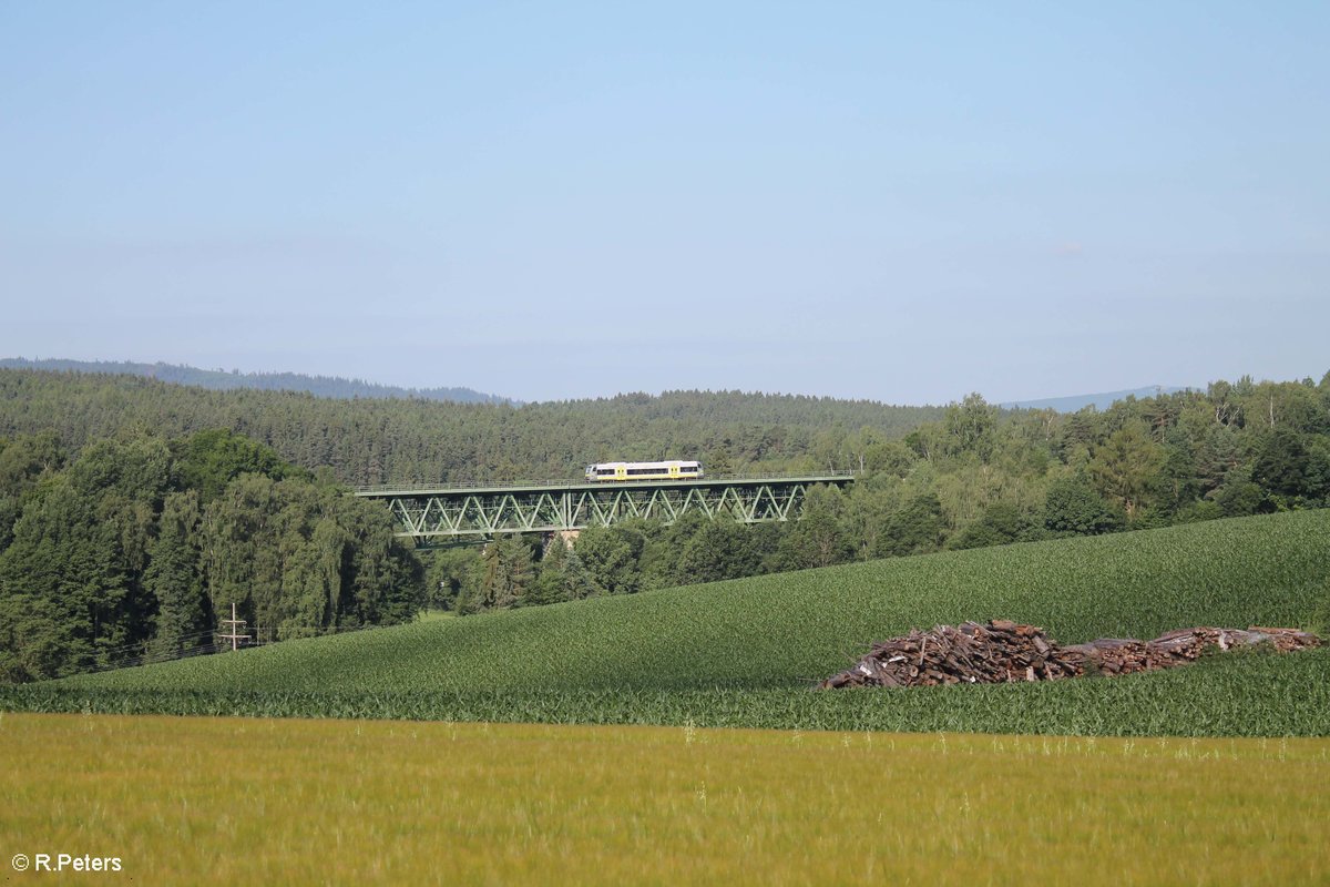 Eine unbekannte Agilis als ag84542 Hof - Bad Rodach überquert das Unterthölauer Viadukt. 23.06.17