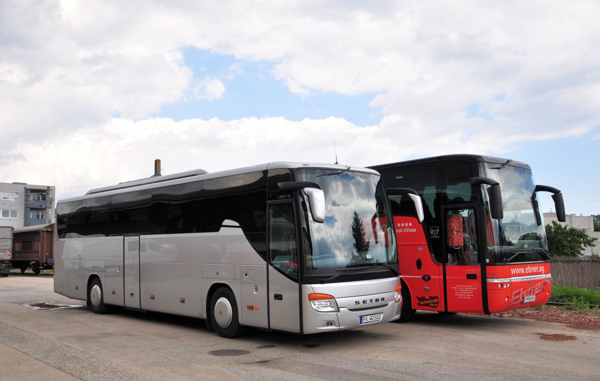 Einen Setra 415 GT-HD und den Van Hool T917 Astron von Ebner Reisen aus sterreich am 12. Juli 2014 in Krems gesehen.