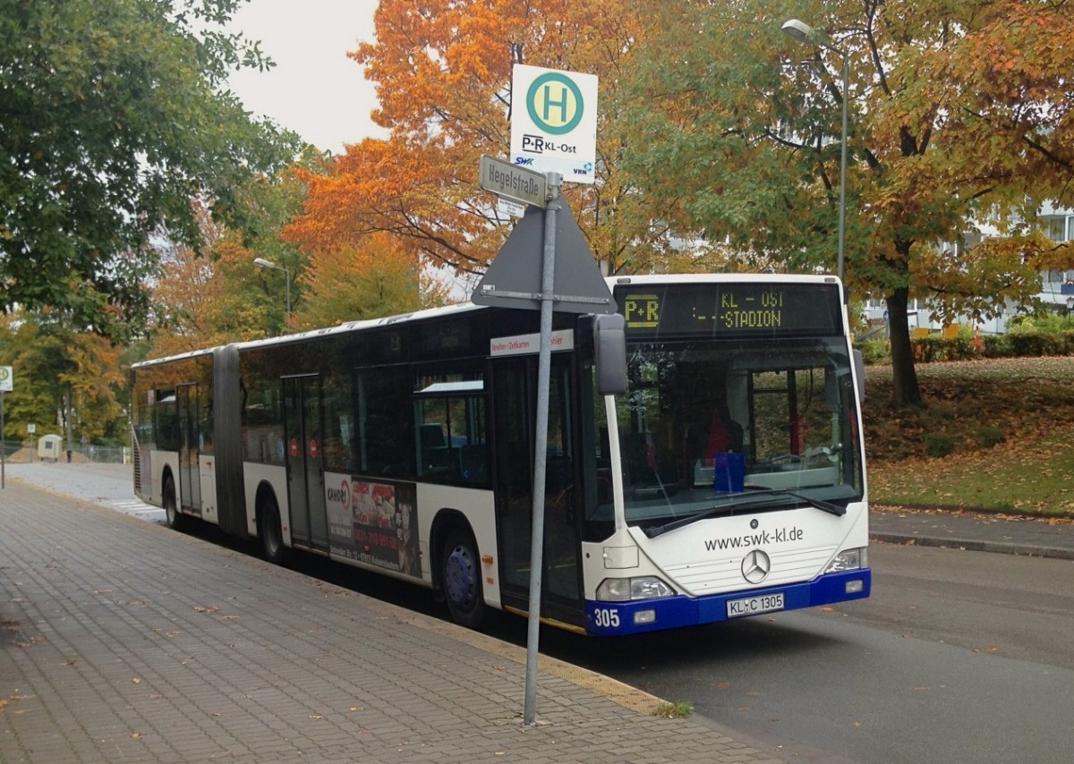 Eines Mercedes-Benz Citaro G der Stadtwerke Kaiserslautern (Wagen 305). Der Bus war am 20.09.2013 an einer Haltestelle whrend eines Bundesligaspiels abgestellt.