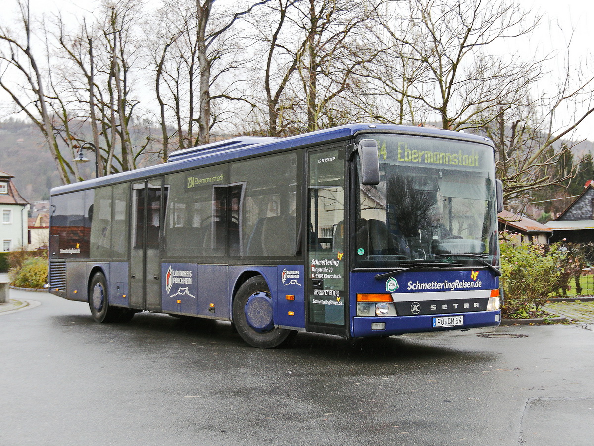 Einfahrt Setra S315 NF der Schmetterlingreisen.de im Liniendienst bei der Einfahrt am Bahnhof Ebermannstadt am 29. November 2019..