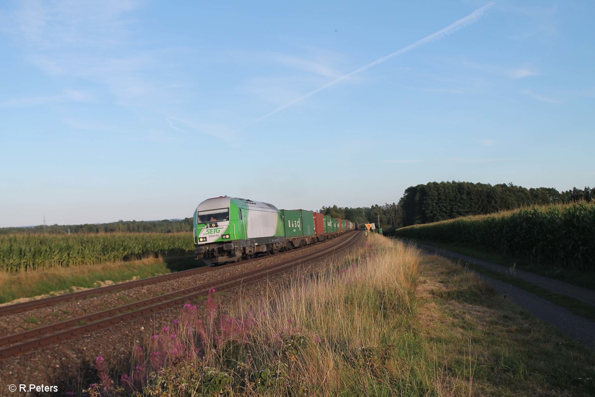 ER20-02 zieht den Wiesau Containerzug nach Hamburg bis nach Hof, hier bei Oberteich. 14.08.17