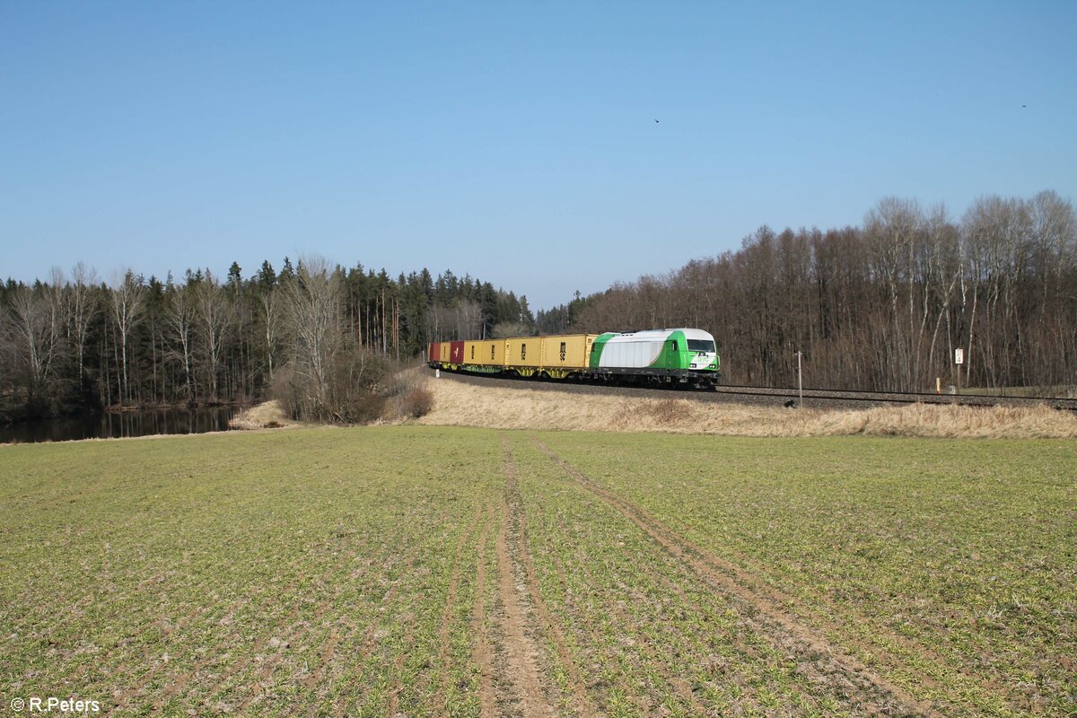 ER20-03 alias 223 103 mit dem Wiesauer Containerzug bei Oberteich. 24.03.22