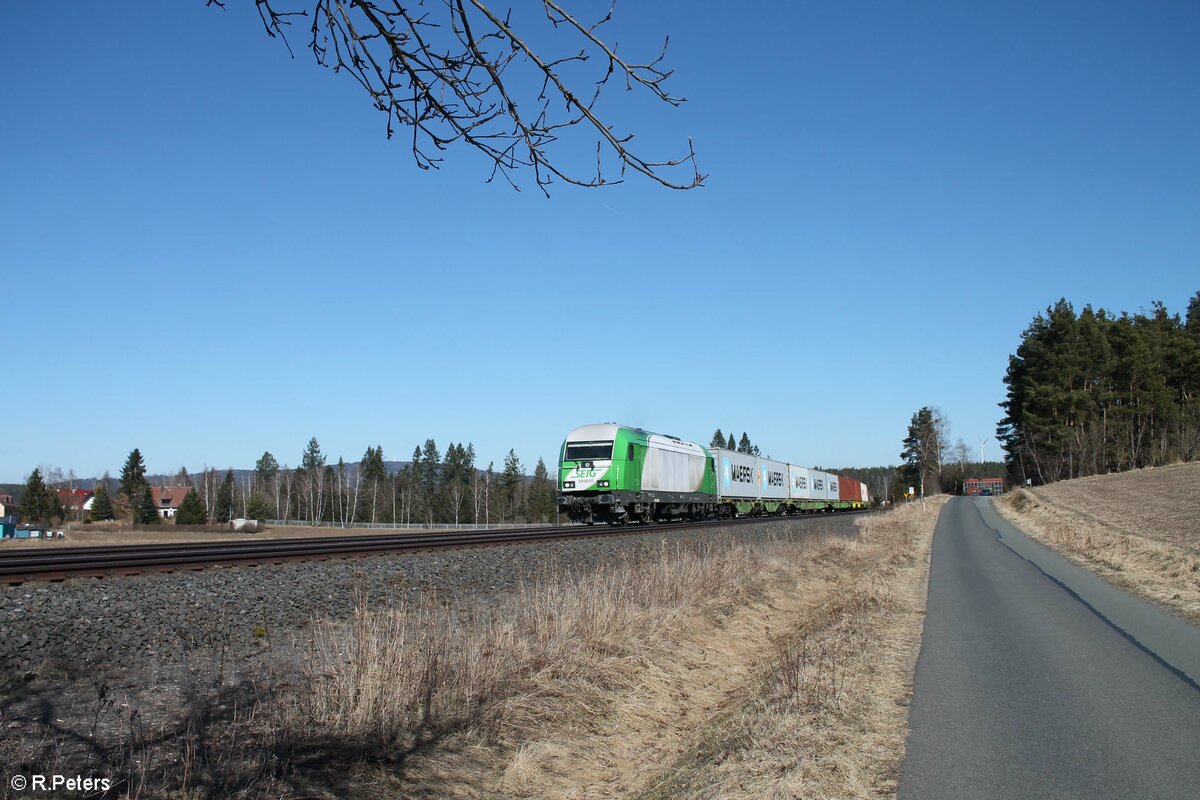 ER20-03 zieht bei Marktleuthen den Wiesau Containerzug gen Süden. 12.03.22