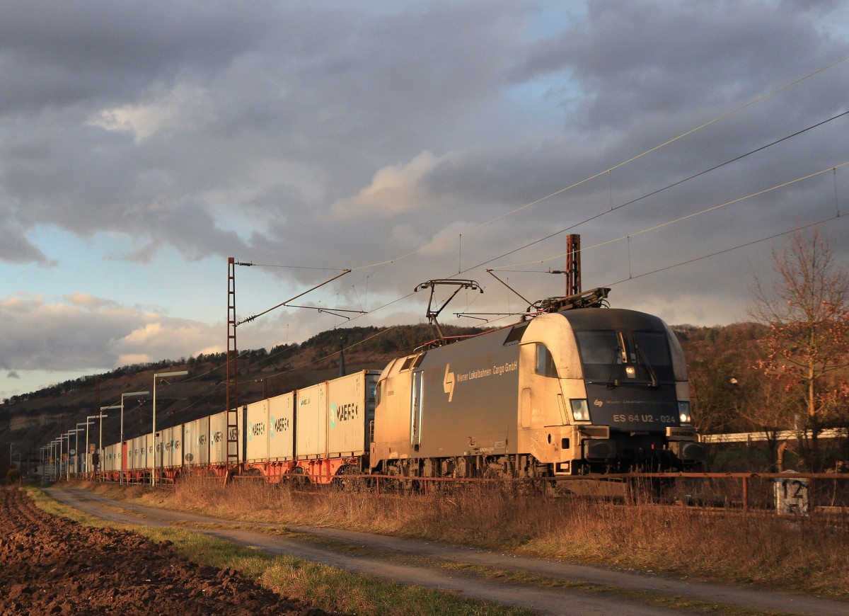 ES 64 U2-021 mit dem  Maersk -Containerzug am 21. Februar 2014 im Maintal.