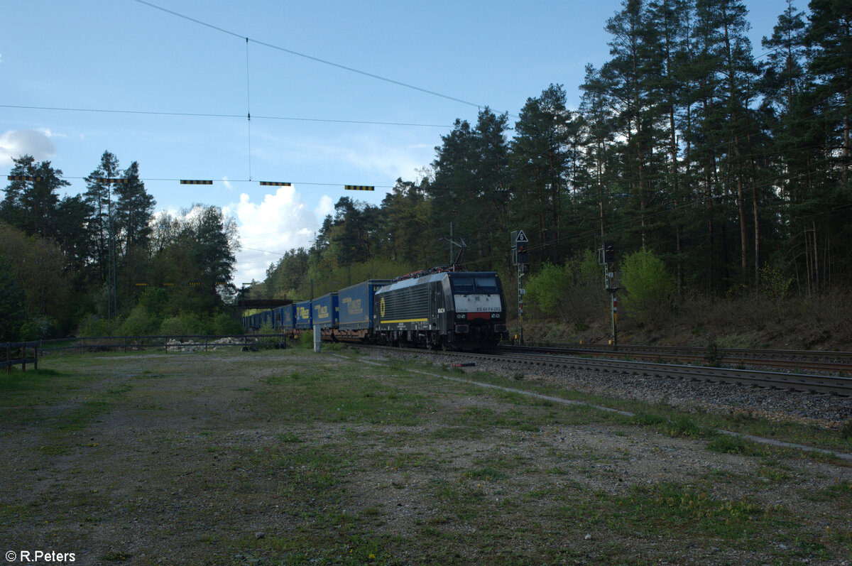ES64 F4 283 alias E189 283 zieht mit einem LKW-Walter durch Ochenbruck. 18.04.24