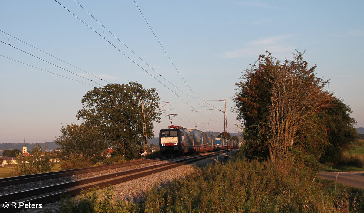 ES64 F4 283 zieht mit einem LKW-Walter Zug bein Pölling in Richtung Norden. 28.08.24