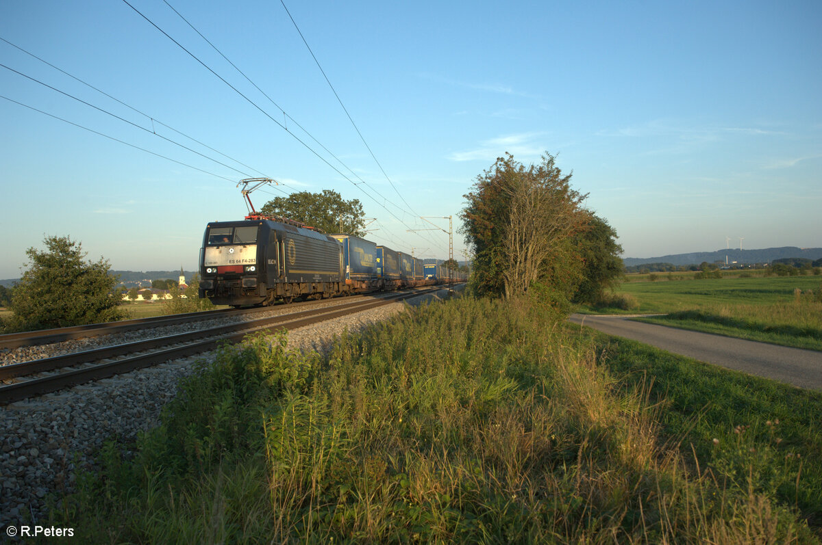 ES64 F4 283 zieht mit einem LKW-Walter Zug bein Pölling in Richtung Norden. 28.08.24
