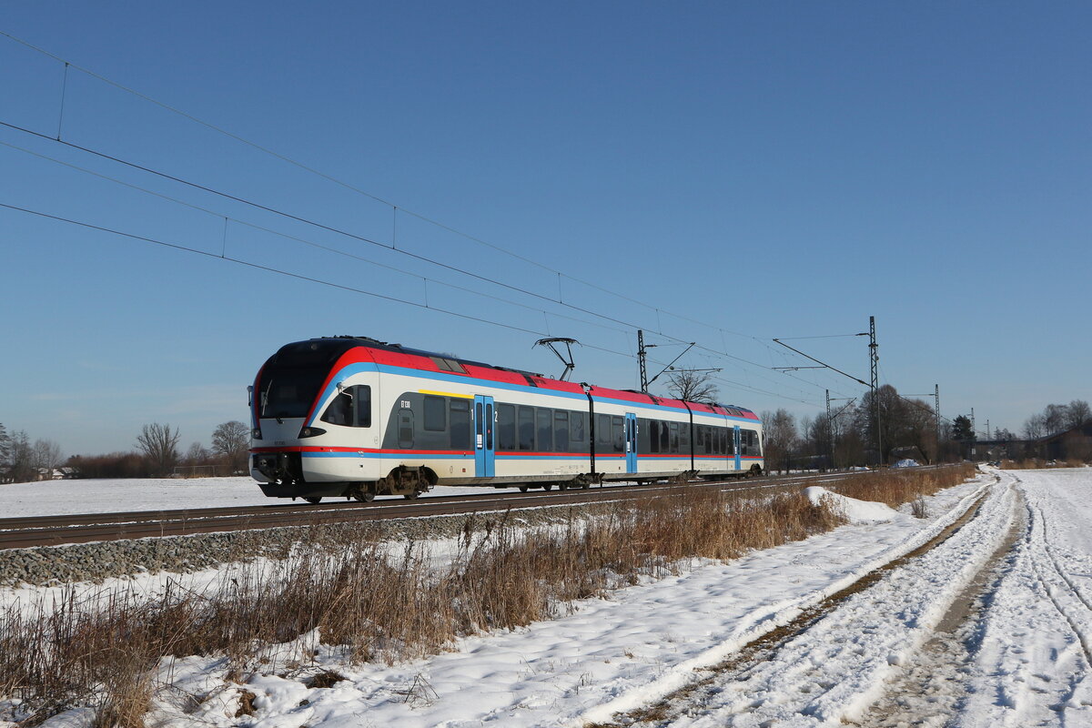 ET 130 aus Freilassing kommend am 24. Januar 2022 bei �bersee am Chiemsee.