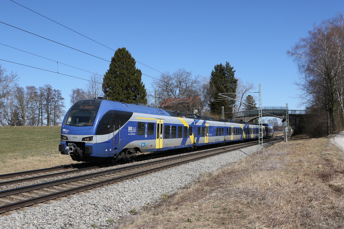 ET 319 aus Salzburg kommend am 23. M�rz 2022 bei �bersee am Chiemsee.