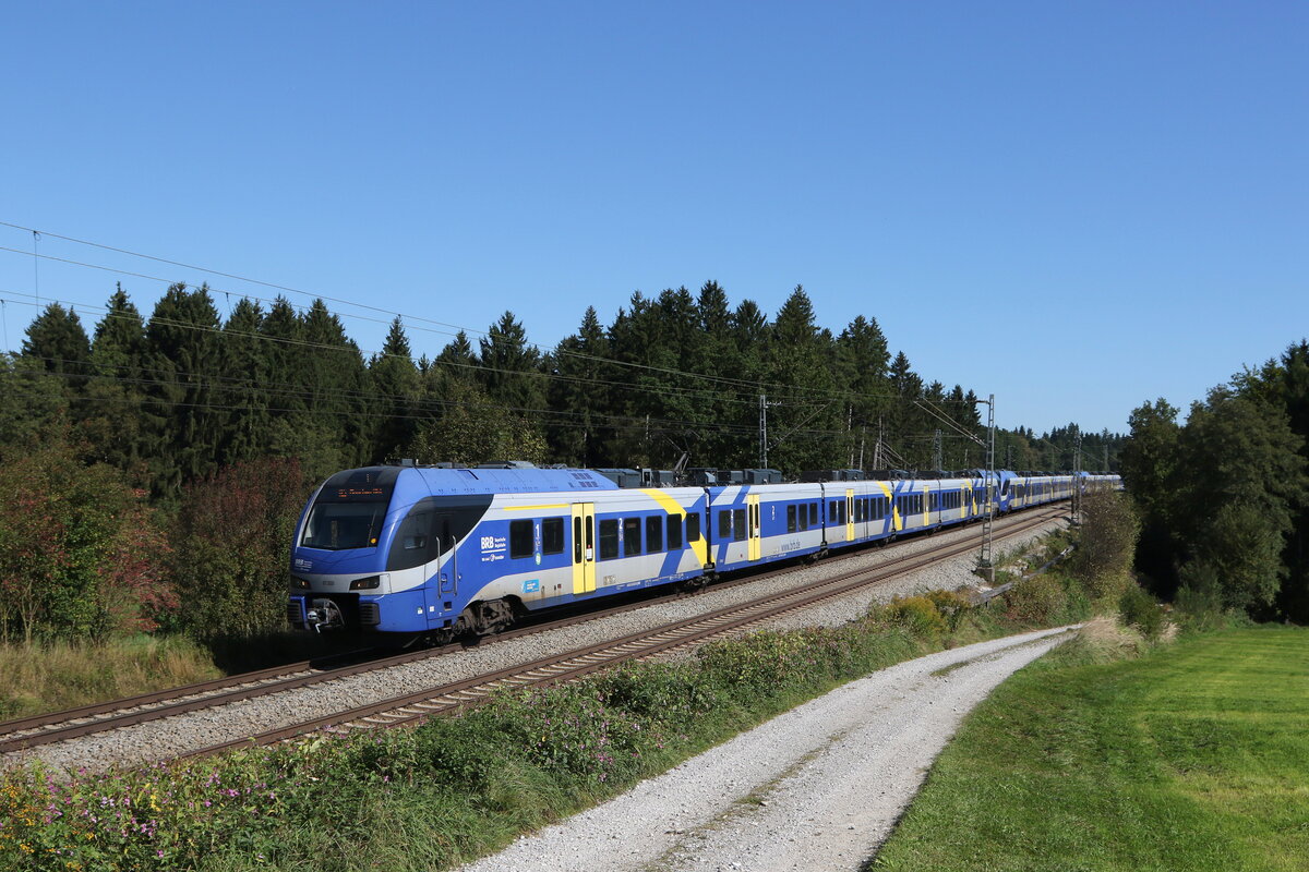 ET 320 auf dem Weg nach M�nchen am 25. September 2021 bei Grabenst�tt im Chiemgau.