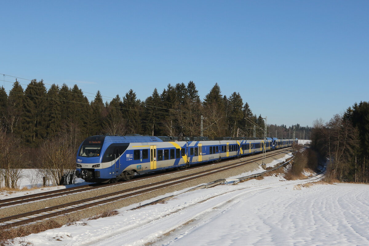 ET 322 auf dem Weg nach M�nchen, aufgenommen am 26. Januar 2022 bei Grabenst�tt im Chiemgau.