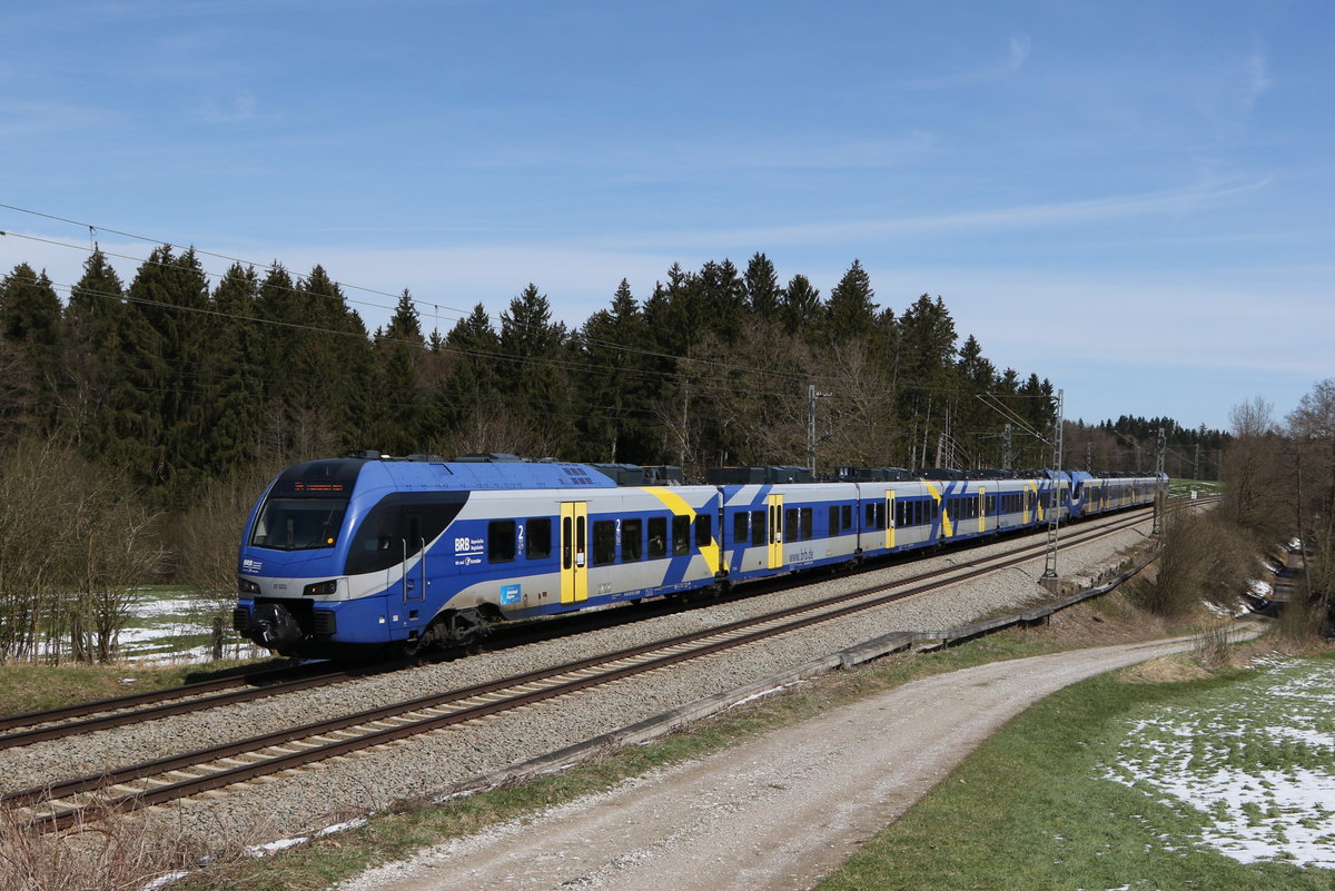 ET 322 aus Salzburg kommend am 9. April 2021 bei Grabenst�tt im Chiemgau.