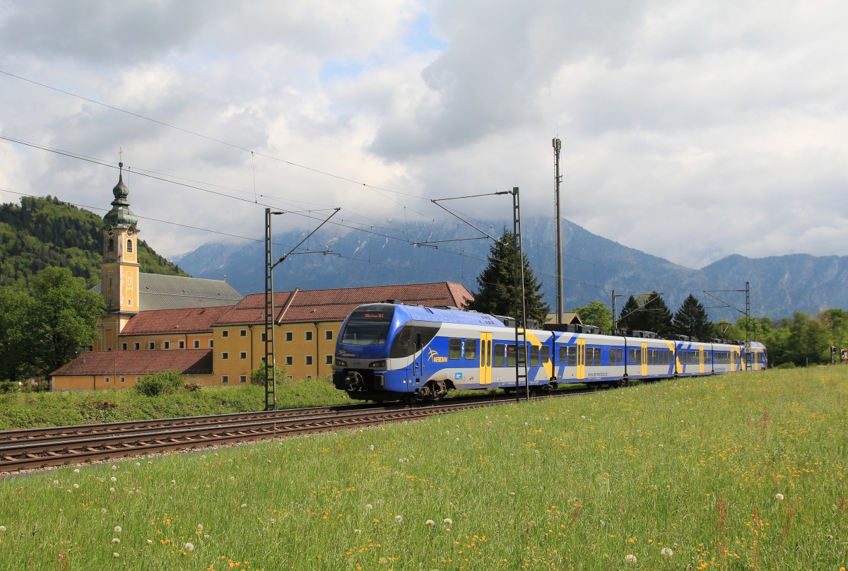ET 322 f�hrt auf dem Weg von Kufstein nach Rosenheim am 2. Mai 2014 soeben an Kloster Reisach vorbei.