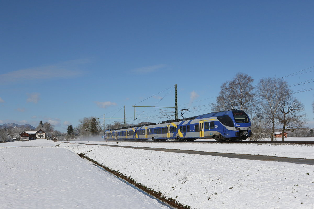 ET 326 aus M�nchen kommend am 6. April 2021 bei �bersee am Chiemsee. 