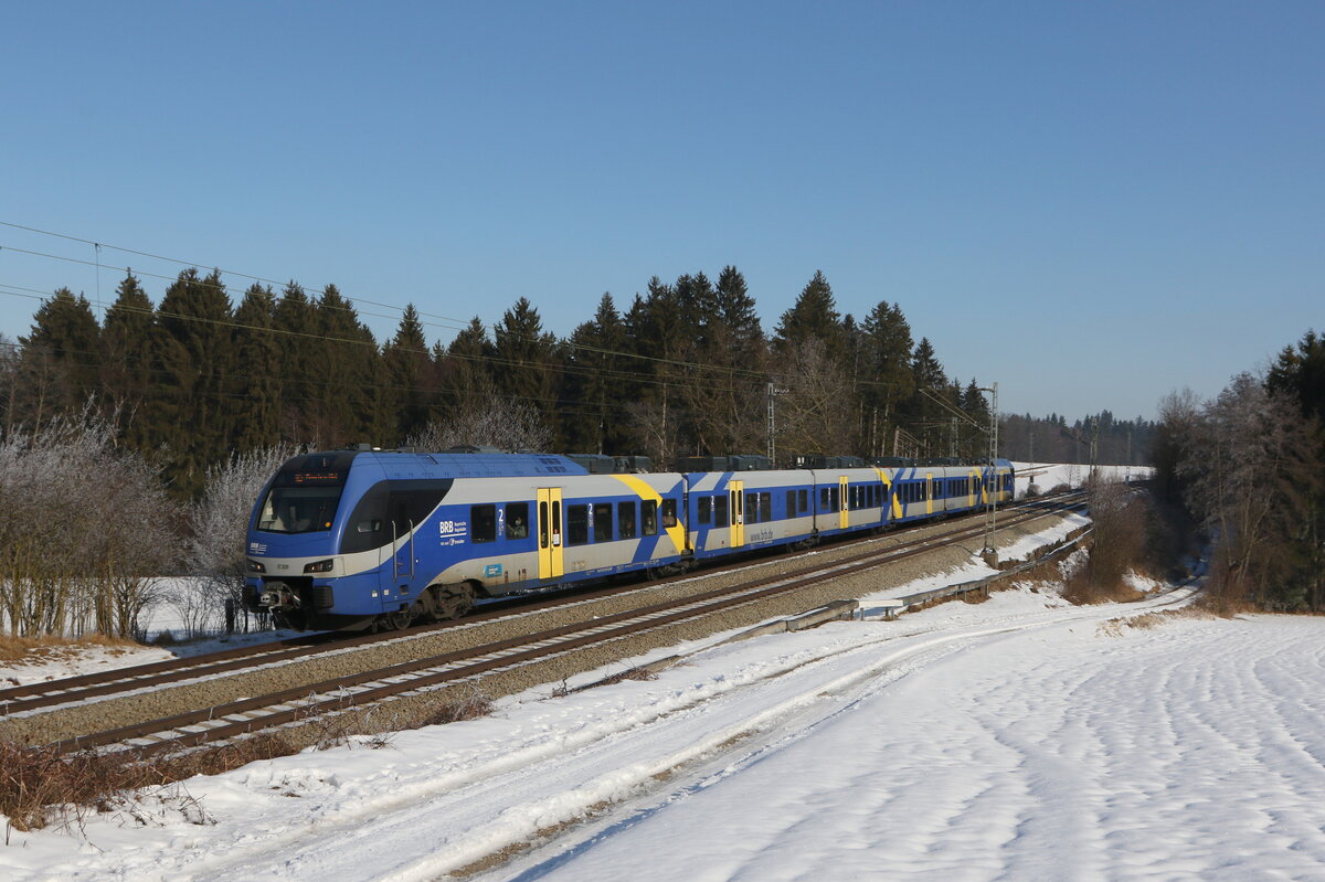 ET 328 auf dem Weg nach Rosenheim am 26. Januar 2022 bei Grabenst�tt im Chiemgau.