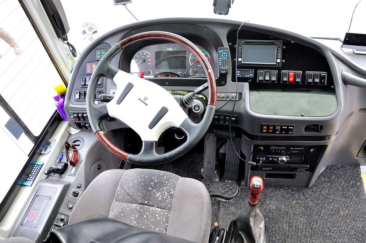 Fahrerplatz im Scania - Higer von Faniani aus der SLO in Krems gesehen.