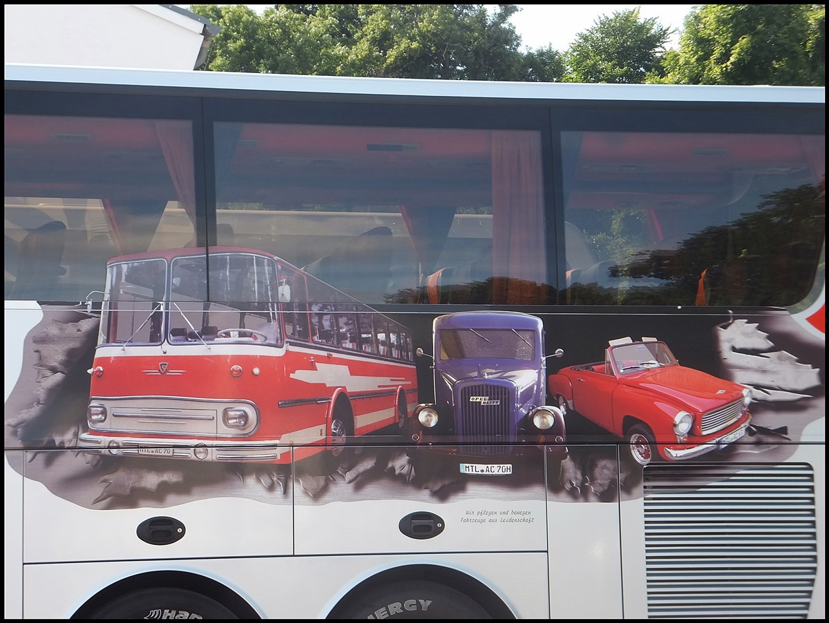 Fleischer, Opel Blitz und ein Oldtimer PKW auf dem Van Hool T916 vom Reisebro Ludwig aus Deutschland im Stadthafen Sassnitz.