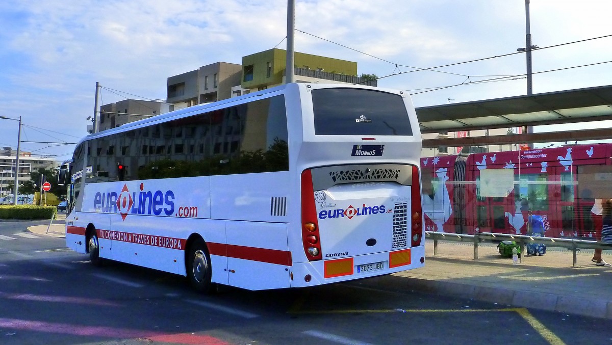 Frankreich, Languedoc-Roussillon, Hrault, Montpellier Sabines (an der Trambahn Linie 2): ein Mercedes Castrosua Stellae auf der Fahrt von Marseille nach Barcelona. 22.08.2015 