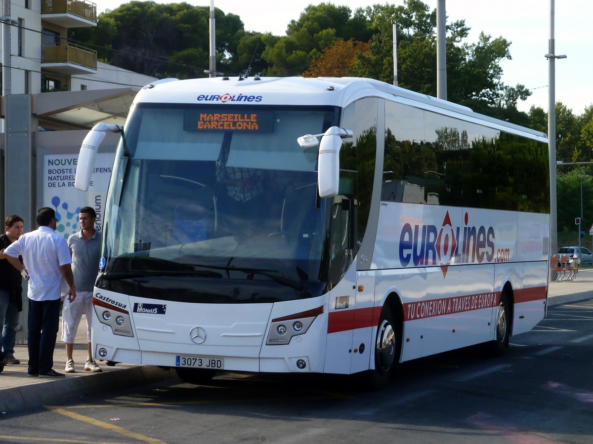 Frankreich, Languedoc-Roussillon, Hrault, Montpellier Sabines (an der Trambahn Linie 2): ein Mercedes Castrosua Stellae auf der Fahrt von Marseille nach Barcelona. 22.08.2015 
