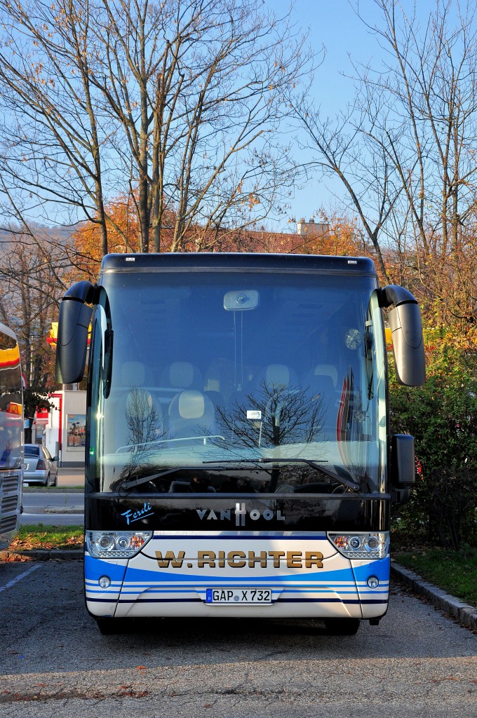 Frontansicht des Van Hool TX11 Alicron von W.Richter/BRD im Nov. 2013 in Krems.