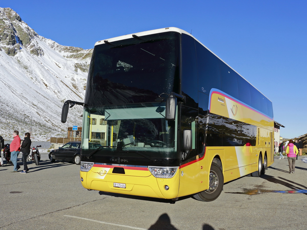 Frontpartie des Schweizer Postbus der Marke VanHool Nr. 11009 auf dem Flelapss am 12. Oktober 2019.