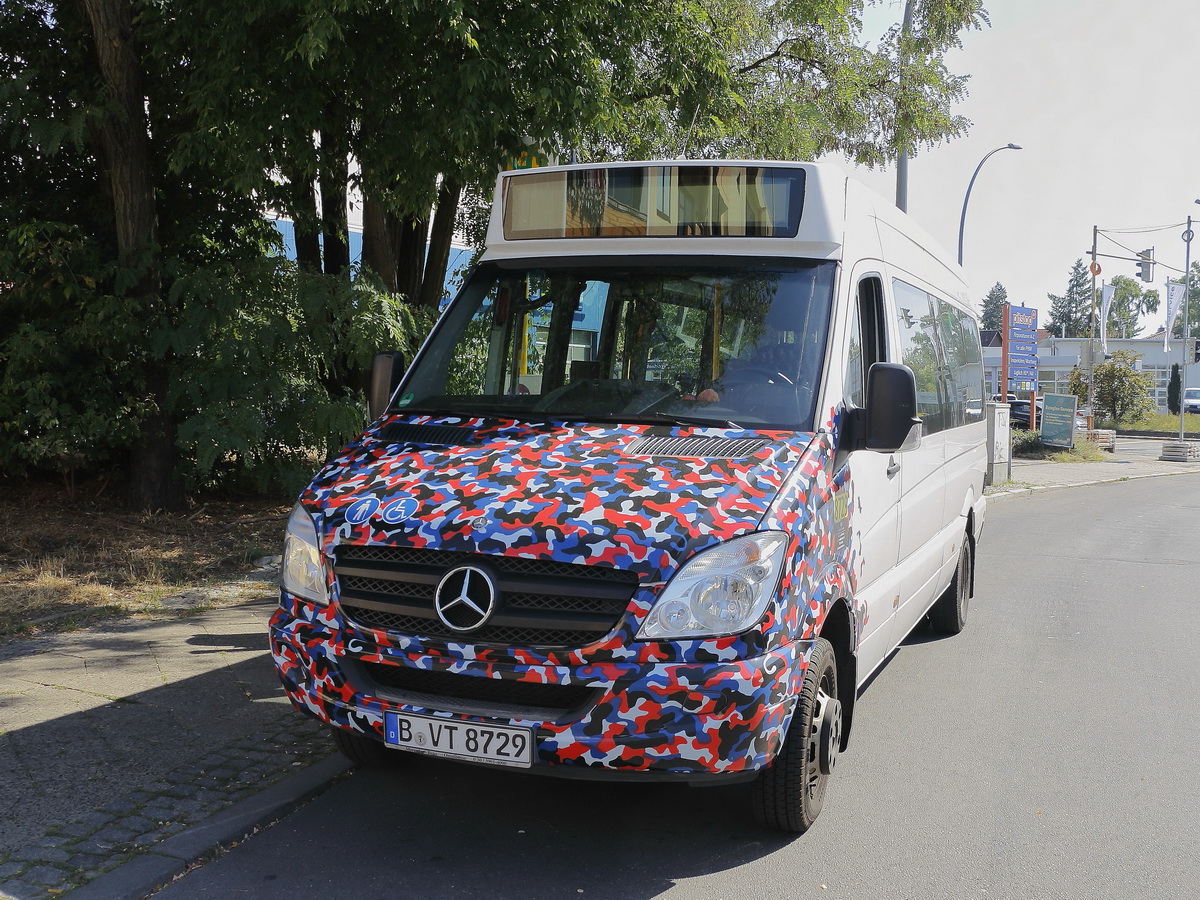 Frontpartie mit dem Muster der U-Bahn Sitze der Berliner U-Bahn eines Mercedes Sprinter City am 23. August 2019 nahe dem U-Bahnhof Berlin Rudow.