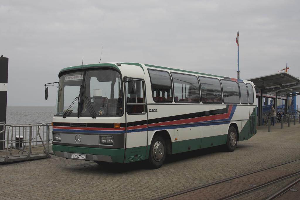 Fr nostalgische Inselfahrten wird derzeit von der Borkumer Kleinbahn
dieser Mercedes Benz 303 eingesetzt. Am 21.9.2013 wartete er am Anleger
auf neue Kundschaft.