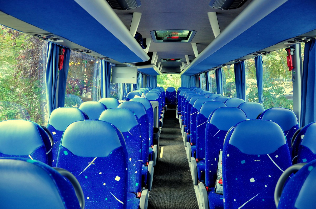 Gediegene in dezentem blau gehaltene Sitze im neuen MAN Lions Coach Euro6 von Eltebe Keolis Group aus Belgien am 21.7.2015 in Krems.
Liebe Gre an den freundlichen Fahrer und  Danke  fr die Fotogenehmigung des Innenraumes.