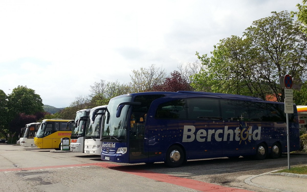 Gruppenbild mit dem MERCEDES BENZ TRAVEGO Bluetec Euro 6 an erster Stelle von Berchtold aus Deutschland im April 2014 in Krems.