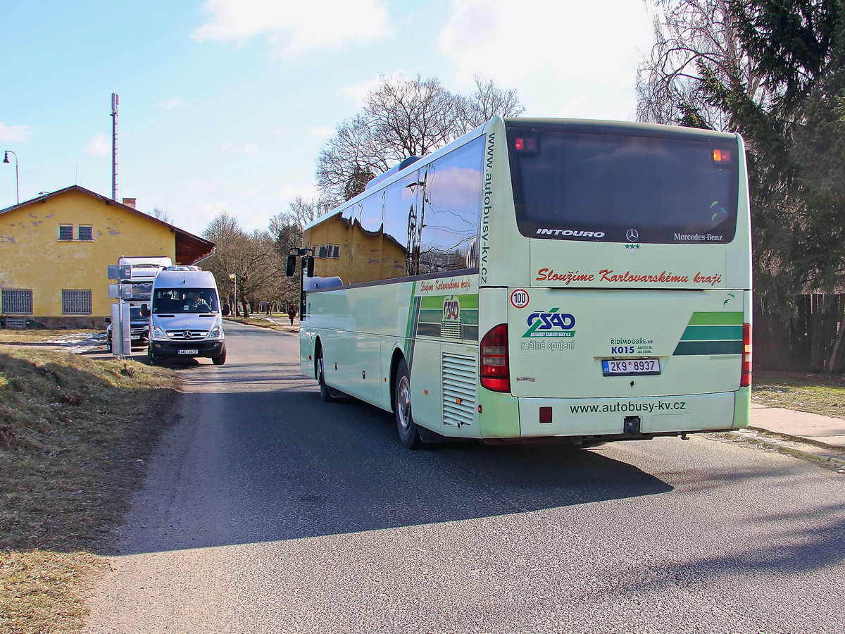 Heckpartie des Mercedes-Benz O 560 (Intouro) auf der Fahrt durch Franzensbad (Tschechin) am 24. Februar 2018 in Richtung Bahnhof.