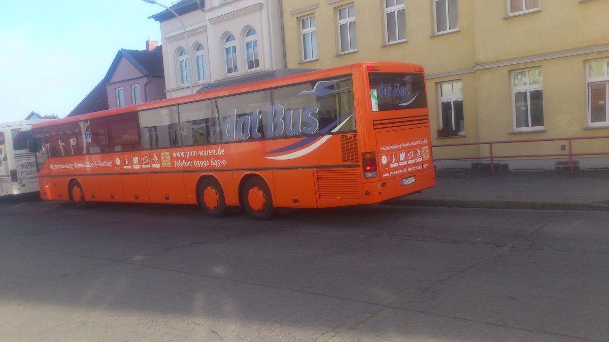 ...hier am Busbahnhof in Neubrandenburg dieser Setra der Warener Verkehrsbetriebe
...in diesem auffälligen orange lackiert sind die Dat-Busse die im 60 min takt zwischen NB und Mirow pendeln 