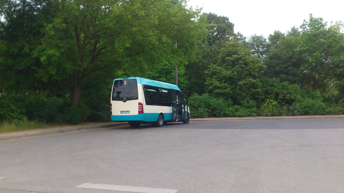 .....hier mal noch der neue Sprinter im Einsatz auf der Linie 5 in Monkeshof und er hat jetzt die weie Matrix nicht sowie der rest die rote 