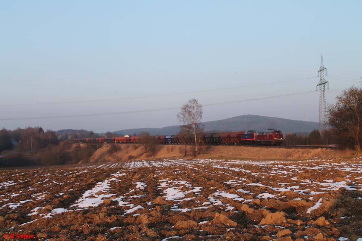 IGE 216 224 und 745 701 ziehen den LovoChemie Zug DGS 45394 aus Lovosice nach Herbertingen überquert das Fichtenaab Viadukt bei Seußen in Richtung Marktredwitz. 21.02.18