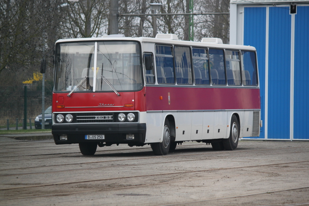 Ikarus 250(ZSO 59)des Oldtimerbusverein Berlin stand am Mittag vor dem Depot 12 in Rostock-Marienehe.02.04.2017