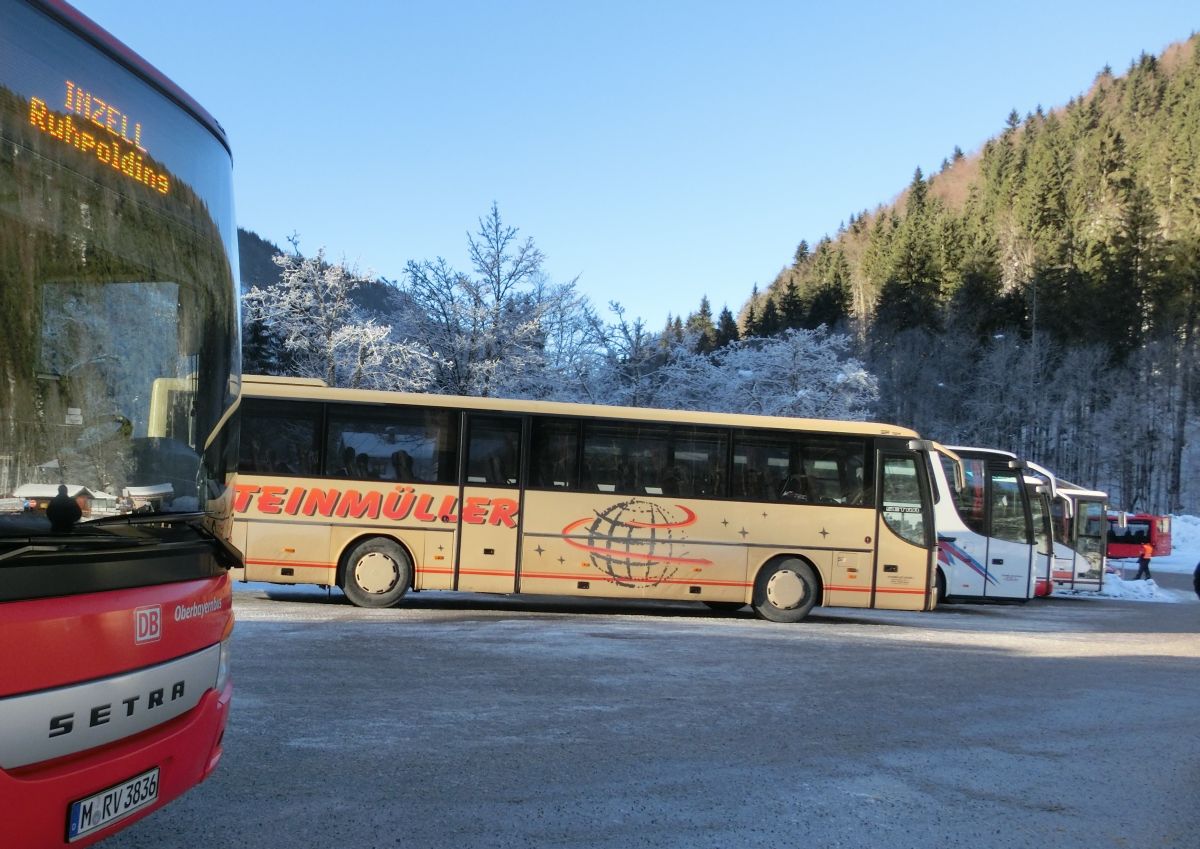 Im Bildzentrum: Setra S 315 GT von Steinmller Reisen, Waldkraiburg (heute: Hofstetter Reisen, Bad Endorf). Der aus Frankreich stammende Kombibus ist vom Baujahr 1995, verfgt ber 57+1 Sitzpltze (EC-Schlafbestuhlung, kippbare Sitzbank am Mitteleinstieg) und als Antrieb ber einen V6 Typ MB OM 441 LA mit 250 kW (340 PS) sowie ein pneumatisches Schaltgetriebe mit acht Gngen ( Doppel-H-Schaltung ), Typ ZF 8 S-180. Anfang 2014 wurde der Bus an Hogger Reisen aus Freilassing abgegeben.
Links im Vordergrund: Setra S 415 UL (Baujahr 2008) der RVO (DB Oberbayernbus), Wagennr. M RV 3836, auf der Linie 9506 in Richtung Ruhpolding/Inzell.
Die Aufnahme entstand am 14. 12. 2013 am Seegatterl bei Reit im Winkl.