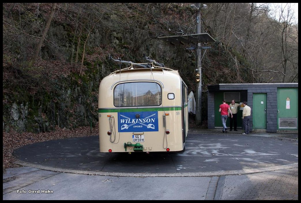 In Solingen Burg gibt es die einzige Bus Drehscheibe in Deutschland. Die fehlende Wendemglichkeit fr die alten Busse machte diese Konstruktion erforderlich. Sie wird heute noch wie hier am 12.5.2015 von dem Oldtimer Bus Nr. 59 regelmig bei seinen Sondereinstzen genutzt. Hier ist der Bus gerade auf die Scheibe gefahren.
Das Lichtsignal im Hintergrund zeigt an, ob der Bus richtig steht.