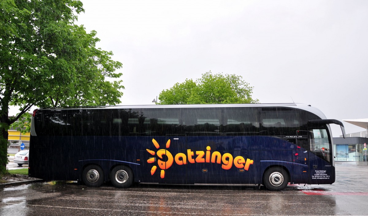 Irisbus Magelys von Datzinger Reisen aus Niedersterreich am 13.Mai 2014 bei Starkregen in Krems gesehen.