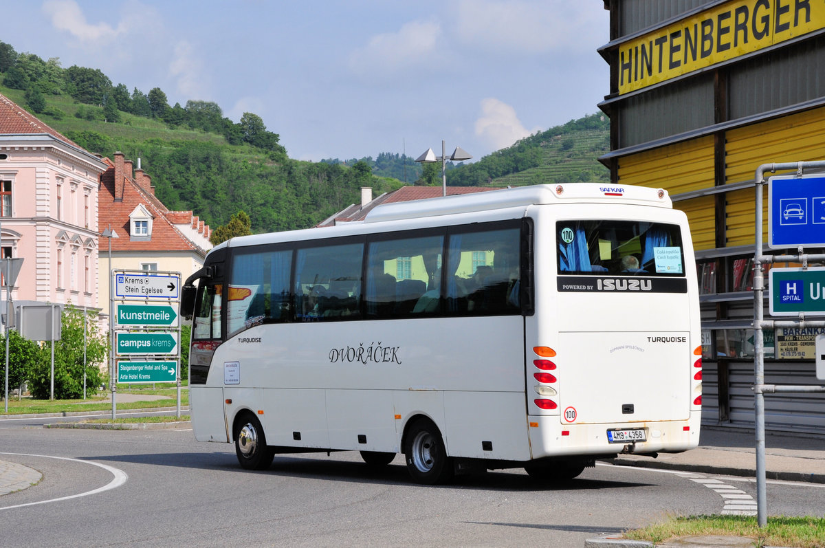 ISUZU Tourqoise von Dvoracek Reisen aus der CZ in Krems unterwegs.