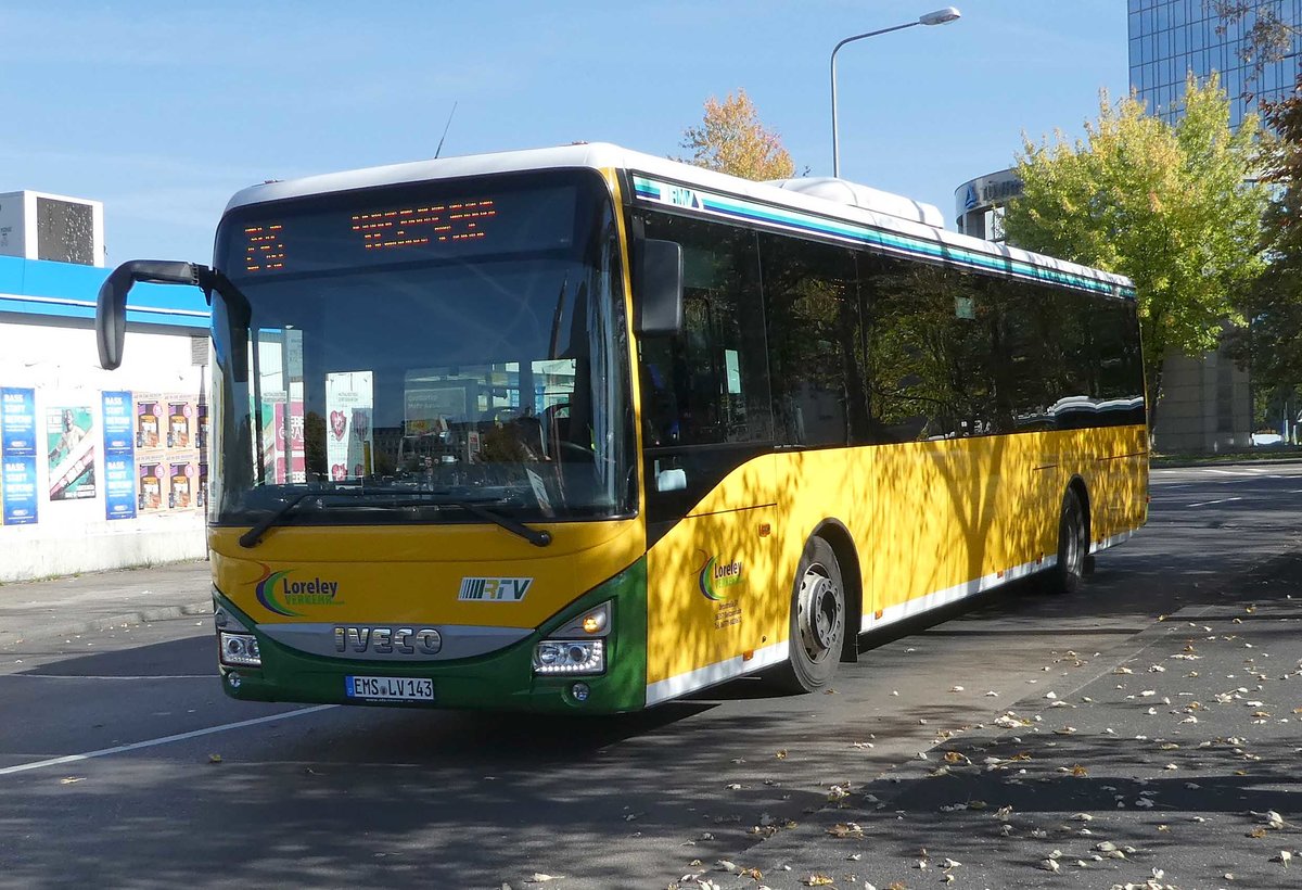 Iveco Crossway von Loreley-Verkehr Roth verlsst den HBF Wiesbaden im Oktober 2018