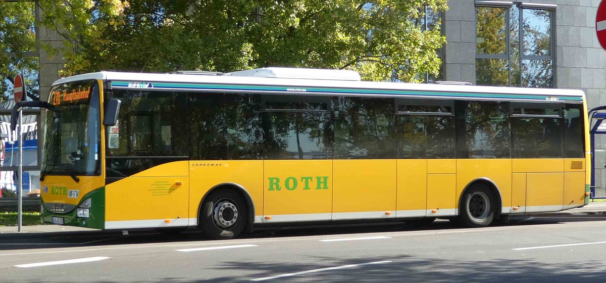 Iveco Crossway von Loreley-Verkehr Roth verlsst den HBF Wiesbaden im Oktober 2018