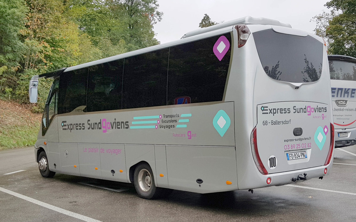 Iveco von Express SundGoviens aus Frankreich steht im Oktober 2019 am Rheinfall