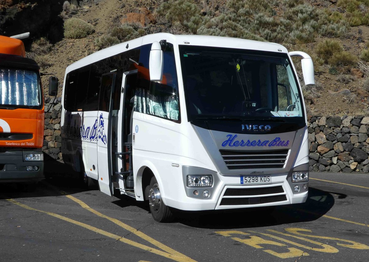 Iveco von HERRERA-BUS steht an der Teidetalstation/Teneriffa, 01-2019