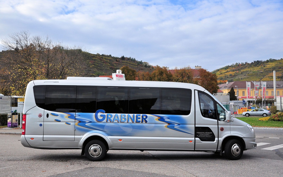 Iveco Kleinbus von Grabner Reisen / sterreich im Herbst 2013 in Krems.