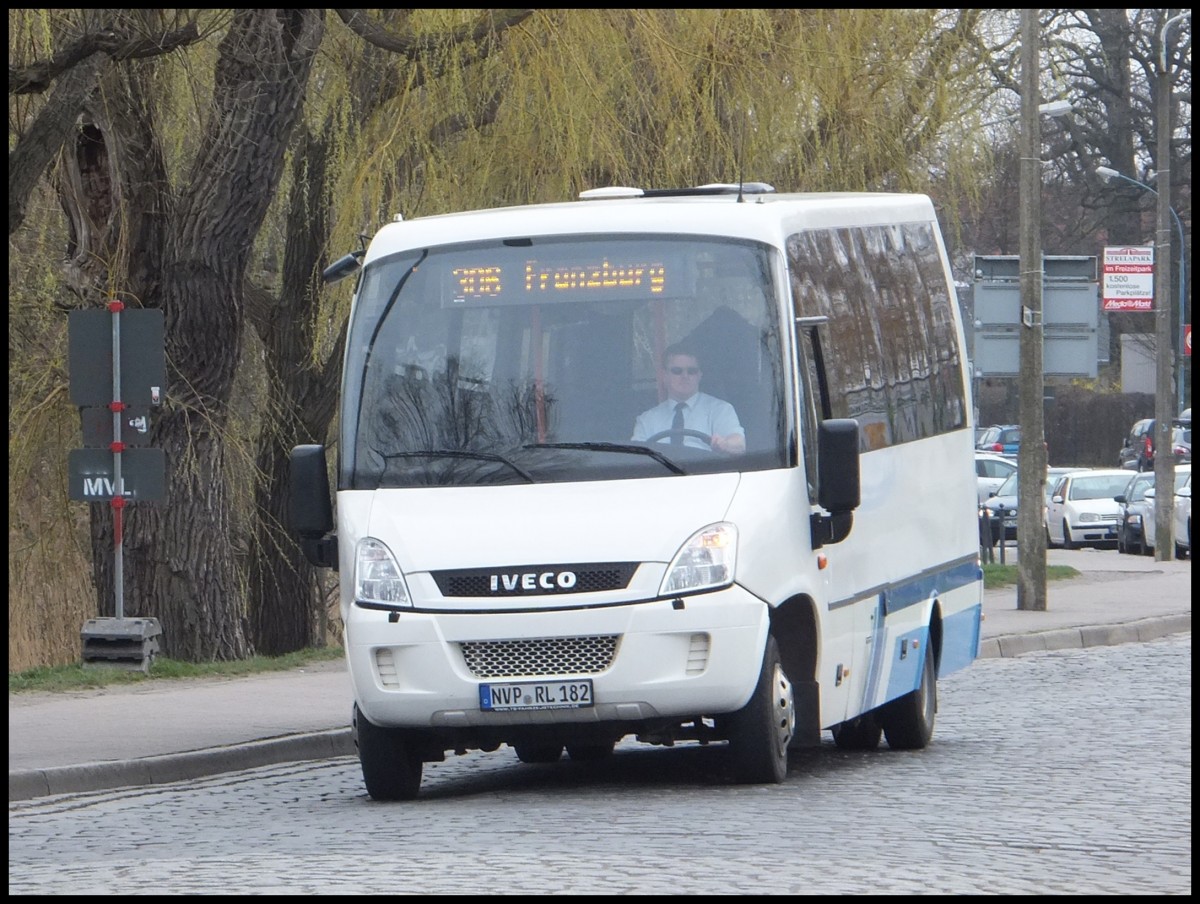 Iveco Kleinbus der Kraftverkehrsgesellschaft mbH Ribnitz-Damgarten in Stralsund.