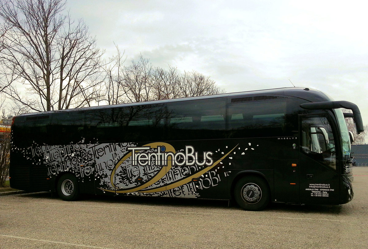 IVECO Magelys von Trentinobus Reisen aus Italien 03/2018 in Krems.