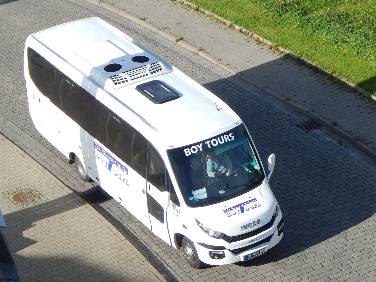 Iveco Sunrise von BoyTours aus Deutschland im Stadthafen Sassnitz. 