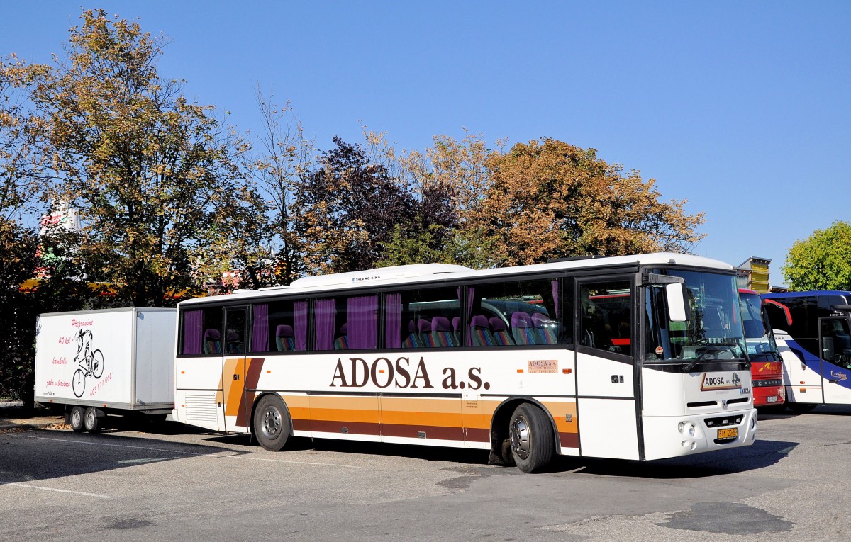 KAROSA LC 936 XE mit Radhnger aus der CZ im September 2013 in Krems gesehen.