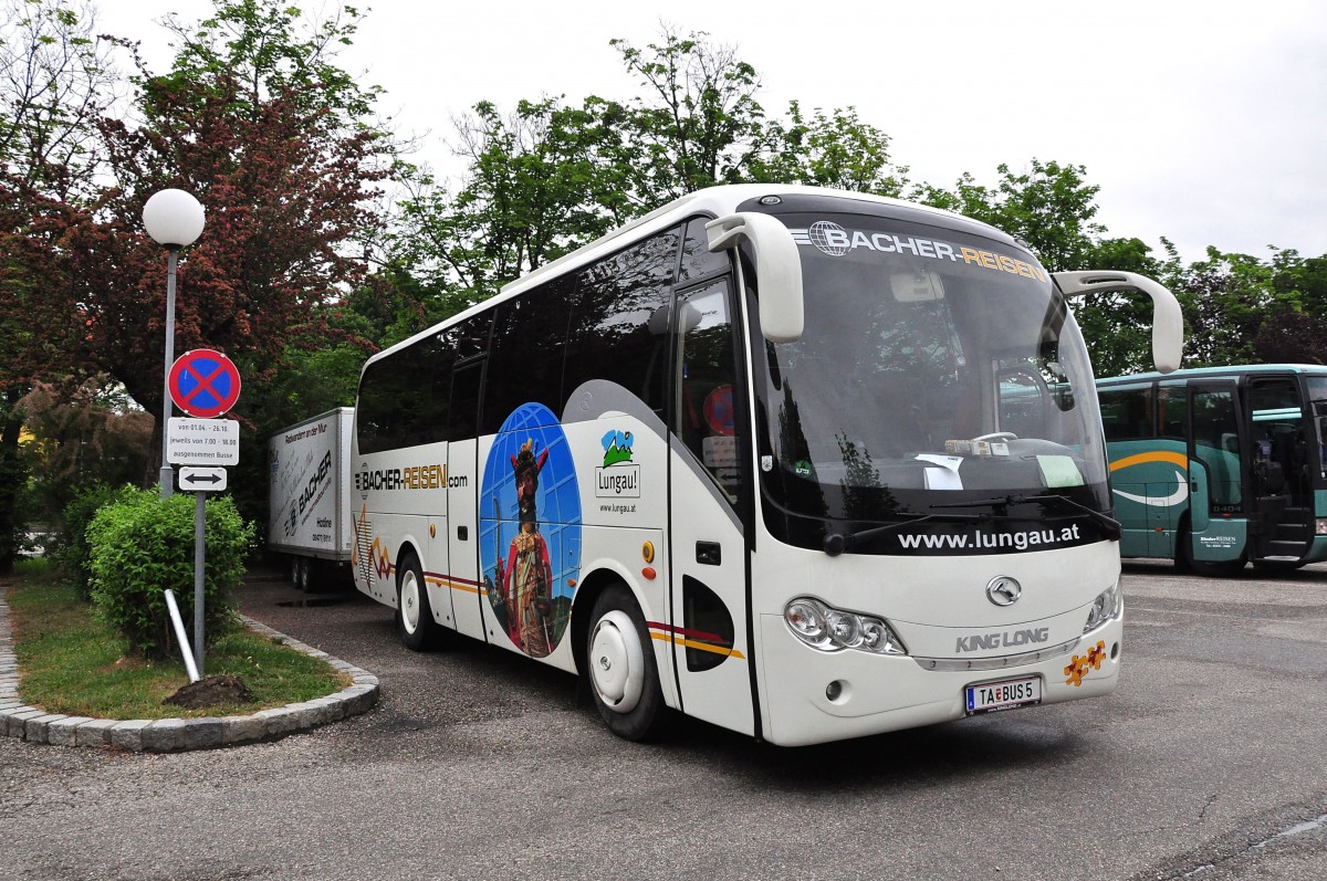 King Long mit Radanhnger von Bacher Reisen aus sterreich am 21.5.2015 in Krems.