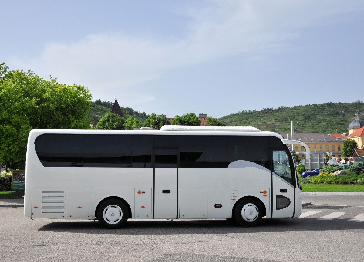 KING LONG XMQ6900 aus Niedersterreich am 19.5.2013 in Krems an der Donau.