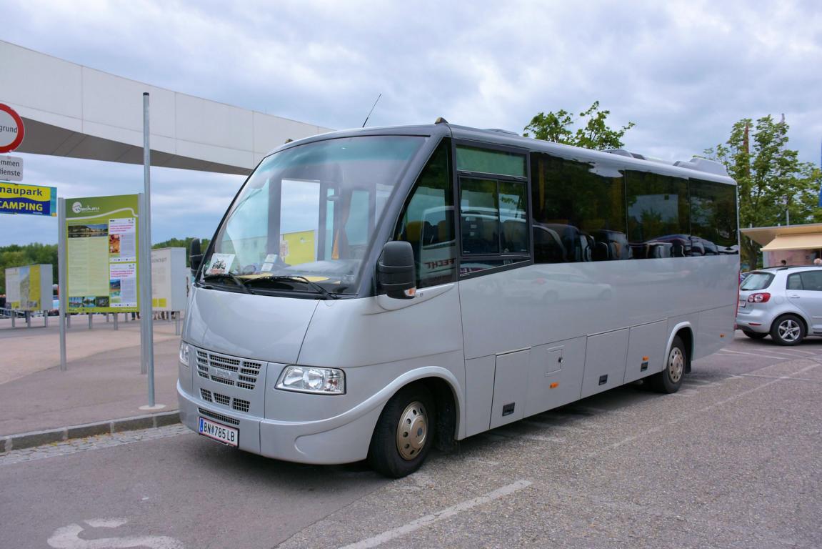 Kleinbus IVECO 65C 8 aus Niedersterreich in Krems.